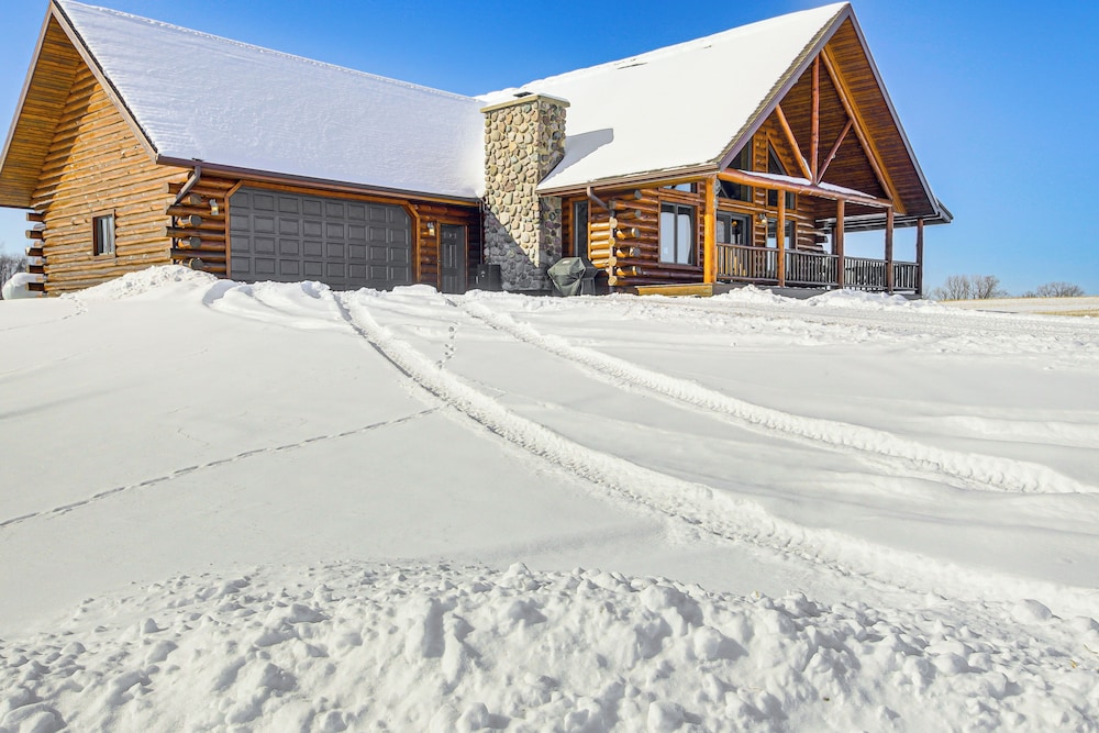 Log Home w/ Deck & Sunset Views: 19 Mi to Oconto!