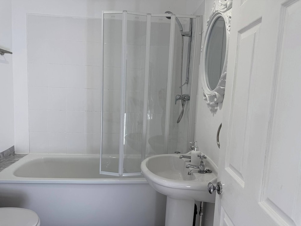 Urban Calm Spacious 3-bed Home With Free Parking