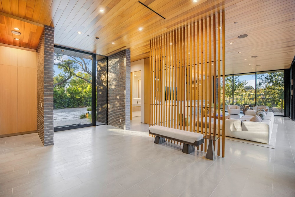 Oak Pass Manor: Indoor-outdoor Luxury With Pool, Sauna & Panoramic Views