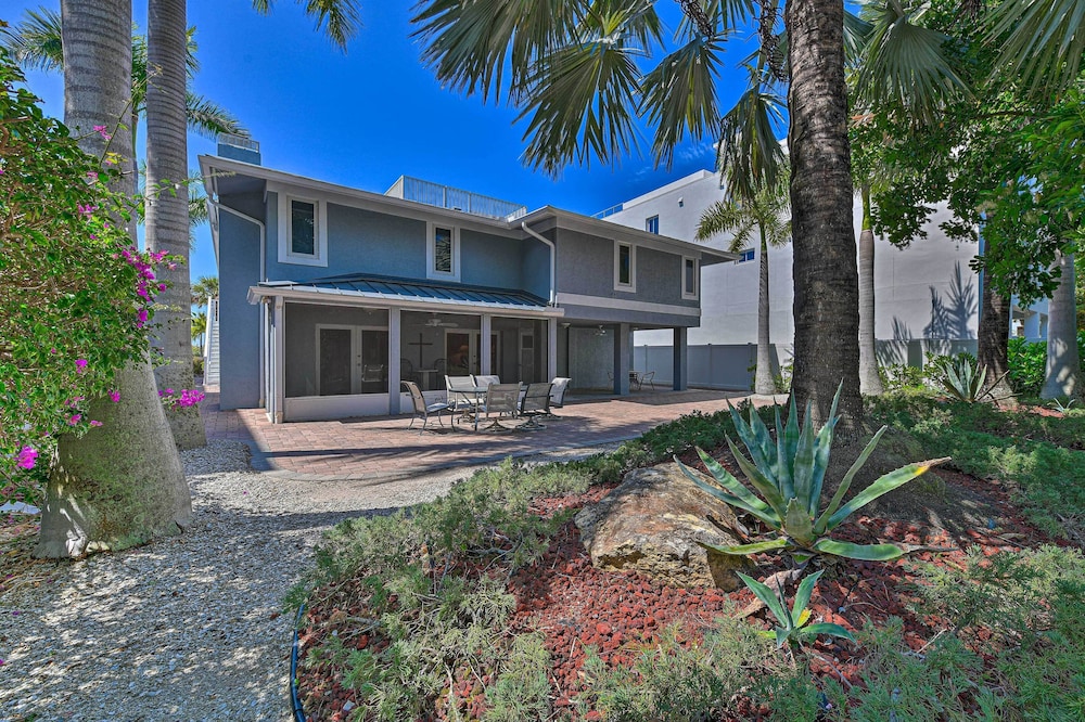 Lido Key Hideout w/ Patio & Yard + Walk to Beach! view 2