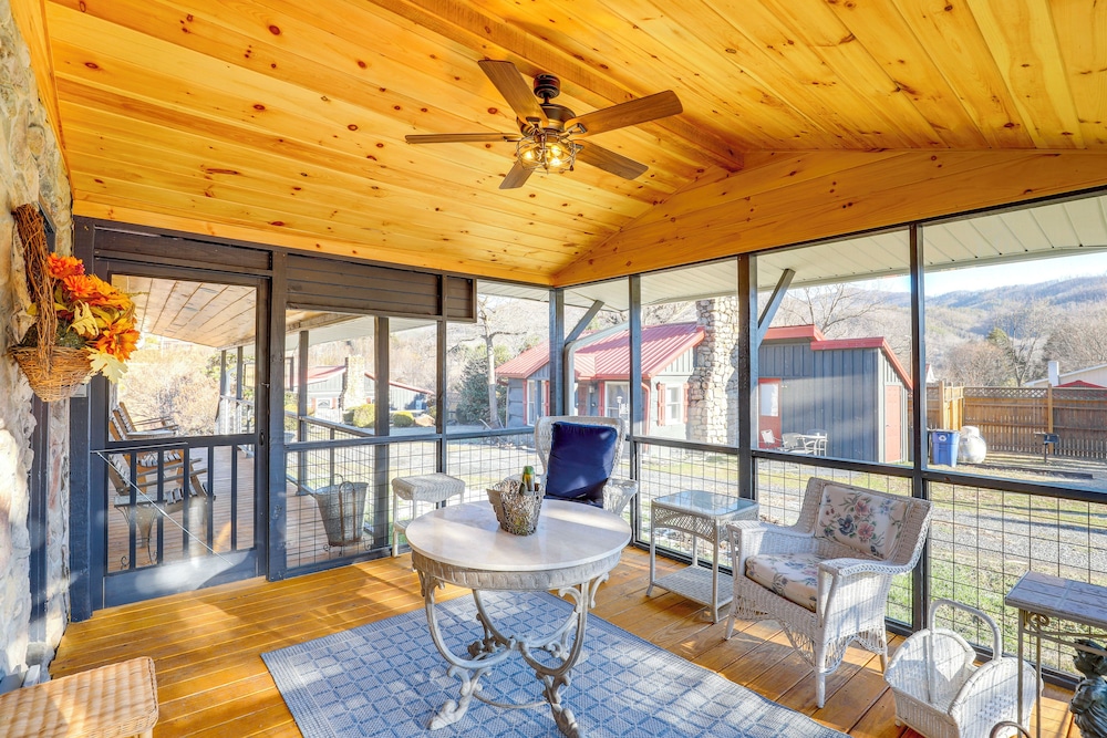 2 Blocks to AT: Mountain View Cabin Unit 2