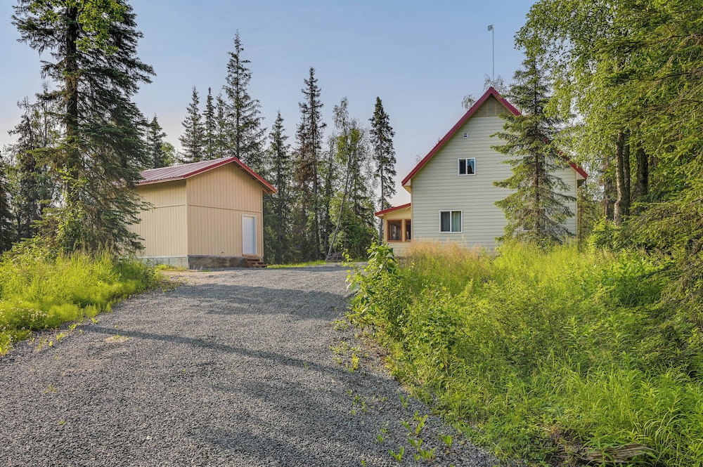 Soldotna Home w/ 2 Living Areas & Spacious Porch