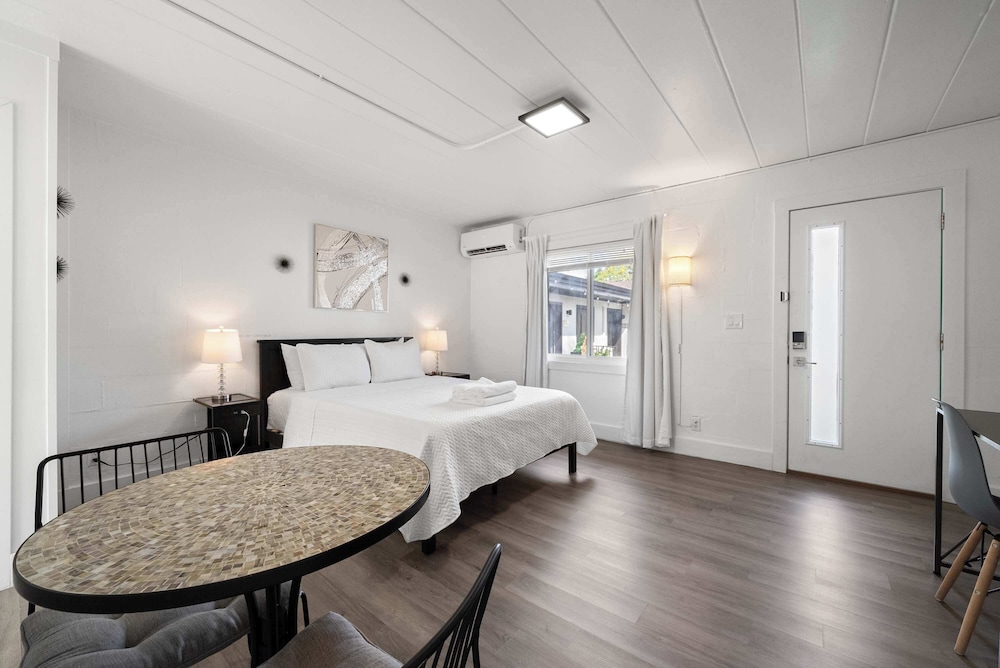 Chic City Retreat 93I Sleeps 2
