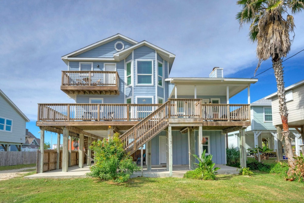Sleeps 20! 2 Homes Near the Beach, Private Pools, Gameroom, Large Family Retreat