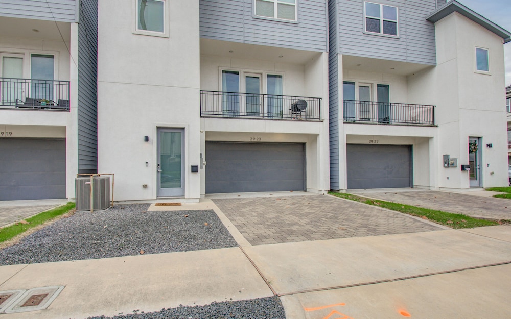 Cozy Downtown Modern Townhome - Image 3