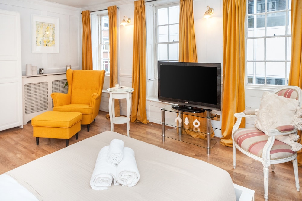 Spacious 3BR 2BA Flat in Central Soho