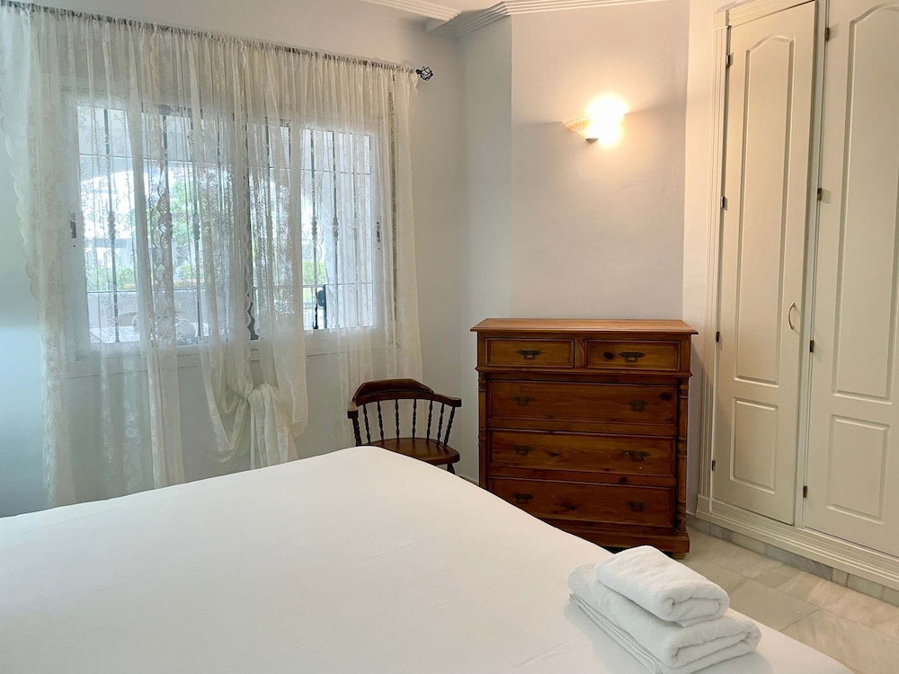 Easy Parking Poolside 2 Bedroom F-5