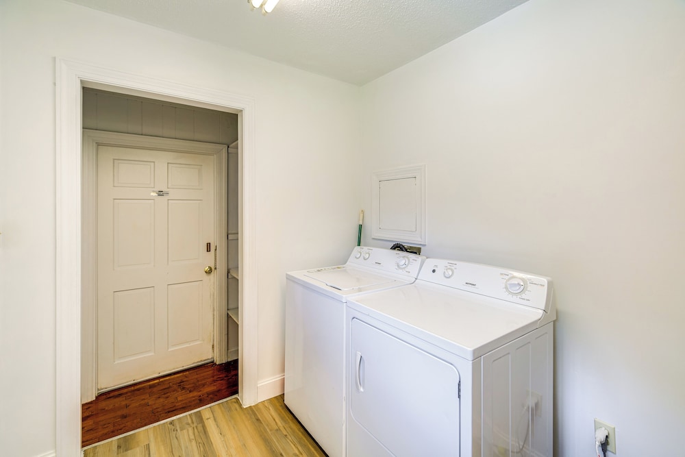 17 Mi to Coal Canyon Trail: Scenic Mtn-view Apt!
