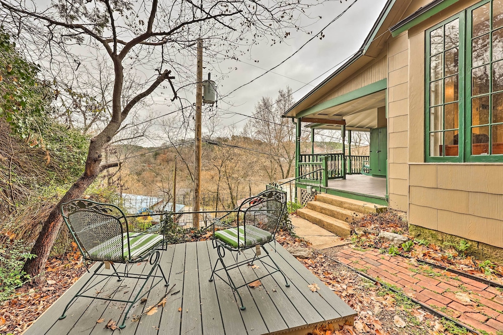 Cozy Eureka Springs Cottage, Walk to Dtwn! view 5