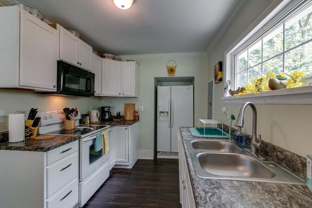 Clarksville Cottage on Crossland