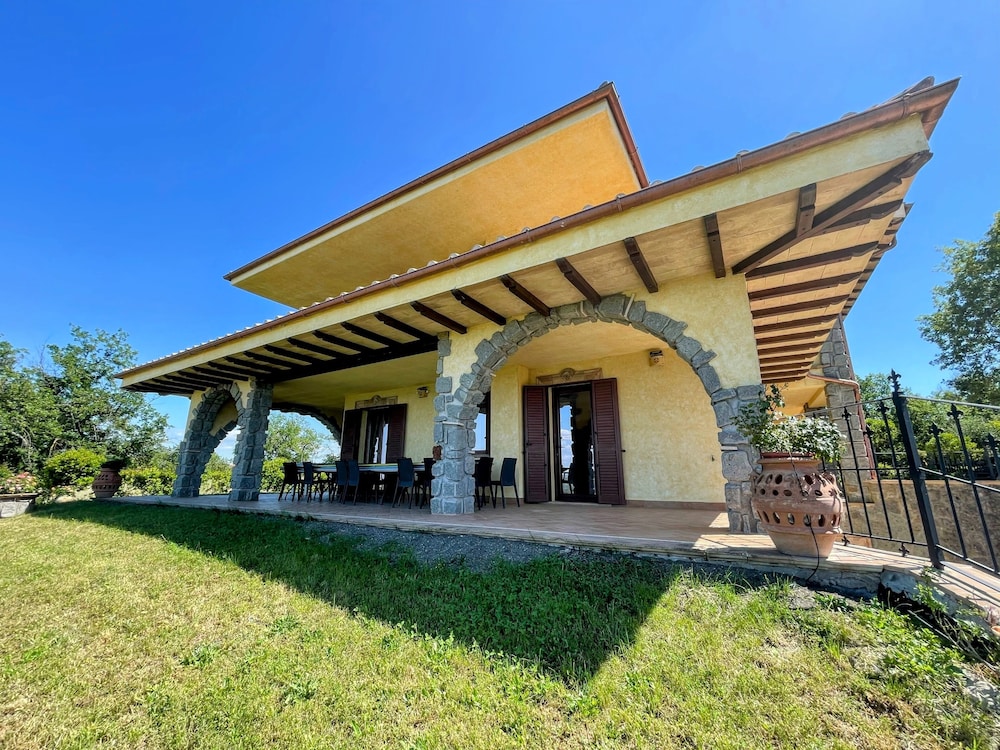 Charming Villa in Umbria - Sleeps 16 - Lake View - Pool, Jacuzzi and Events Room