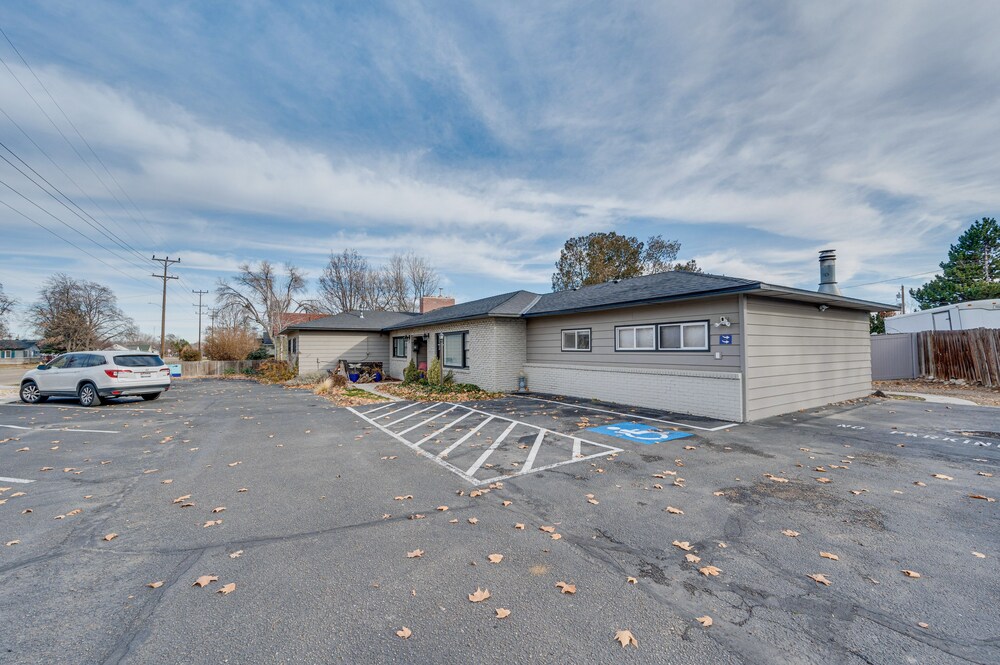 Cozy Nampa Escape w/ Fireplace + Smart TV! view 2
