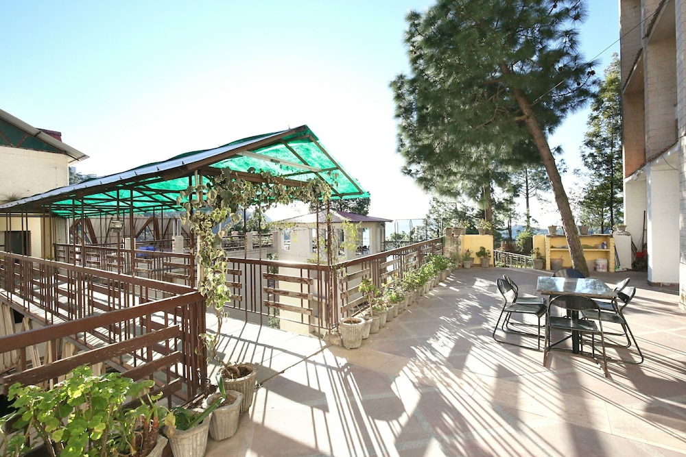 OYO 10976 Home Cheerful 2BHK Scenic Barog