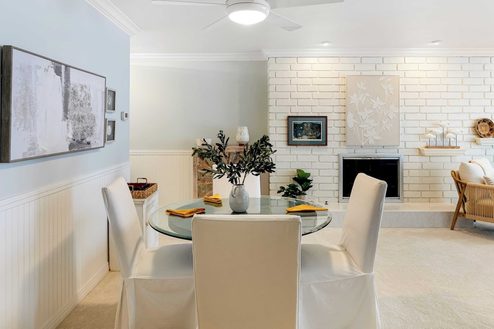 Oceanfront Gem w/ Balcony, Pool, Hot Tub & Carbon Beach Access Bluewater Haven by Avantstay
