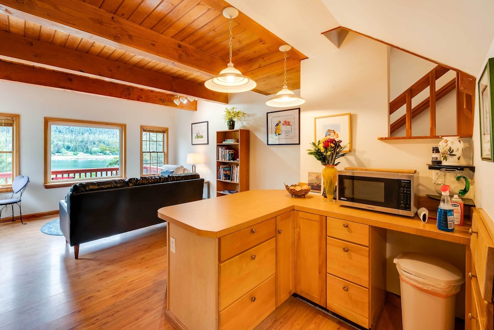 Juneau Vacations - Juneau Vacation Home: Stunning View  Beach Access - Property Image 13