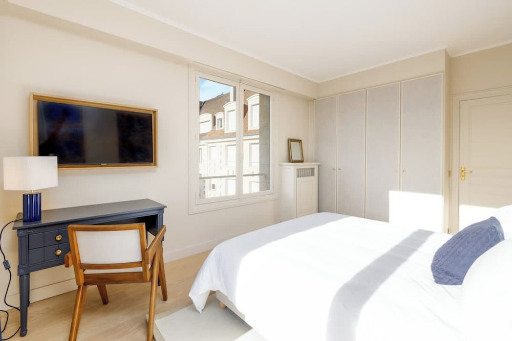 Luxury sea View 3br-2ba With Services in Deauville