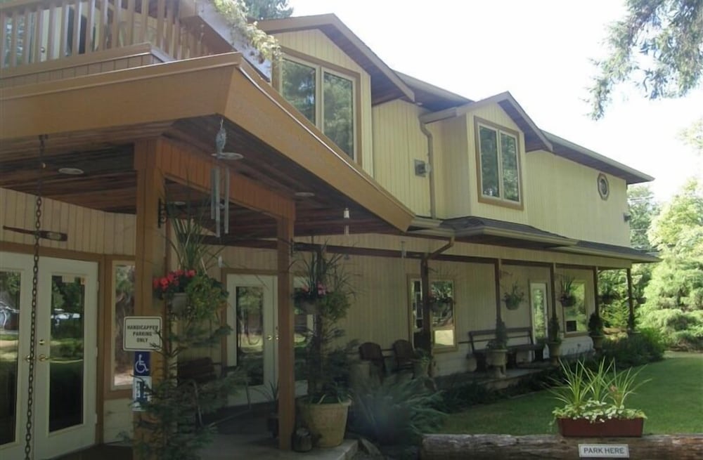 Cedar Wood Lodge B&B