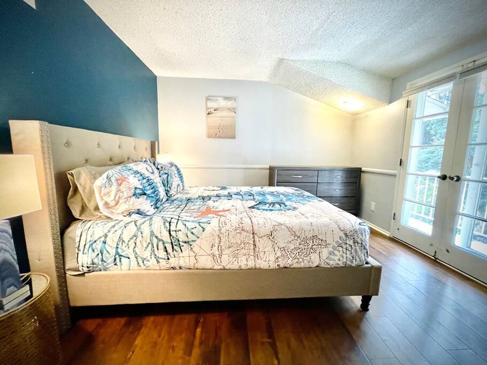 Pacific Dreams at Woodland Hills Distinguished 8 Br 6 5 BA Residence With Pool and Spa Sleeps 16
