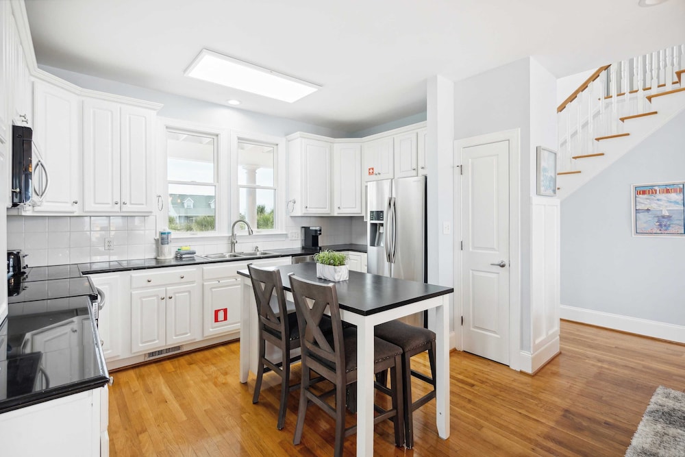 Oceanfront w/ Pool, Panoramic Deck Views, 5bdr Folly Ocean Breeze by Avantstay