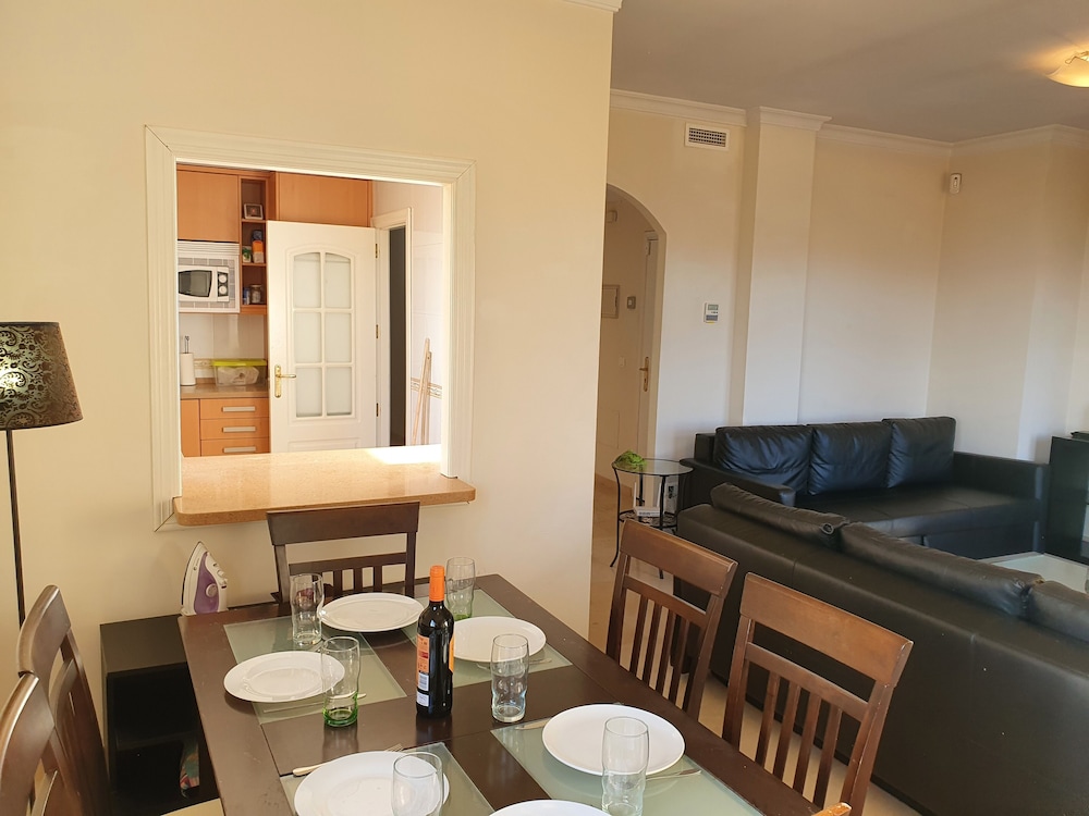 3 Bed Penthouse - Sleeps 8 - Pool - Sea View
