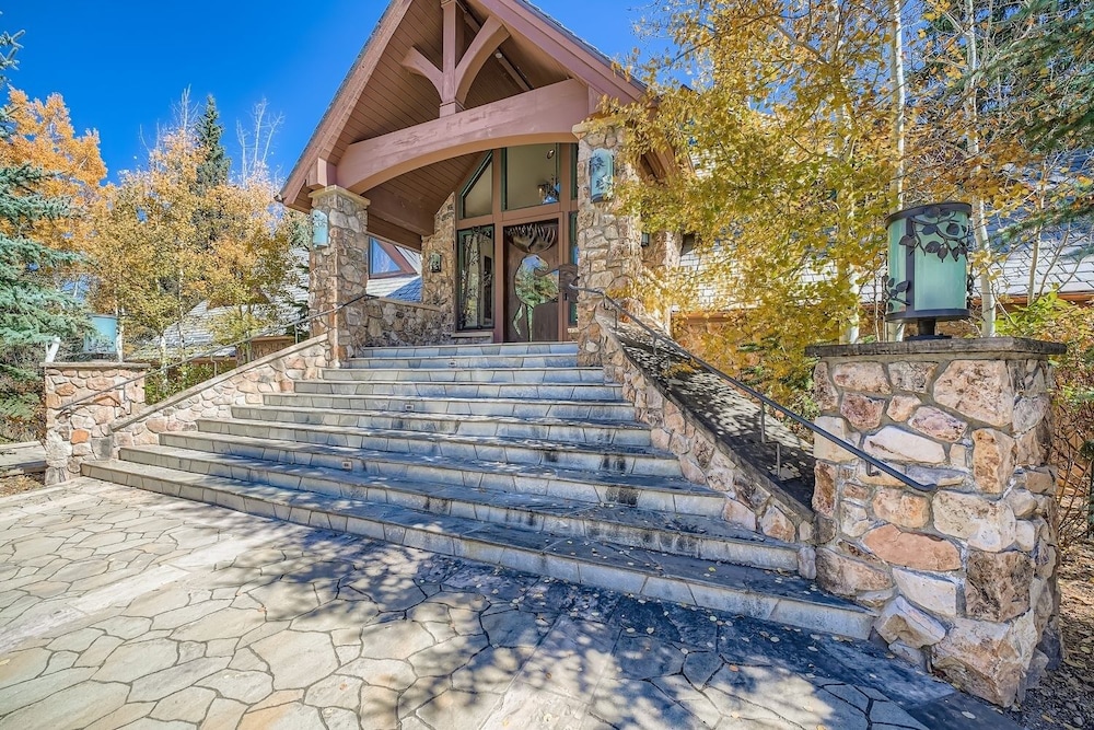 Fairway Drive Retreat 6 Bedroom Home