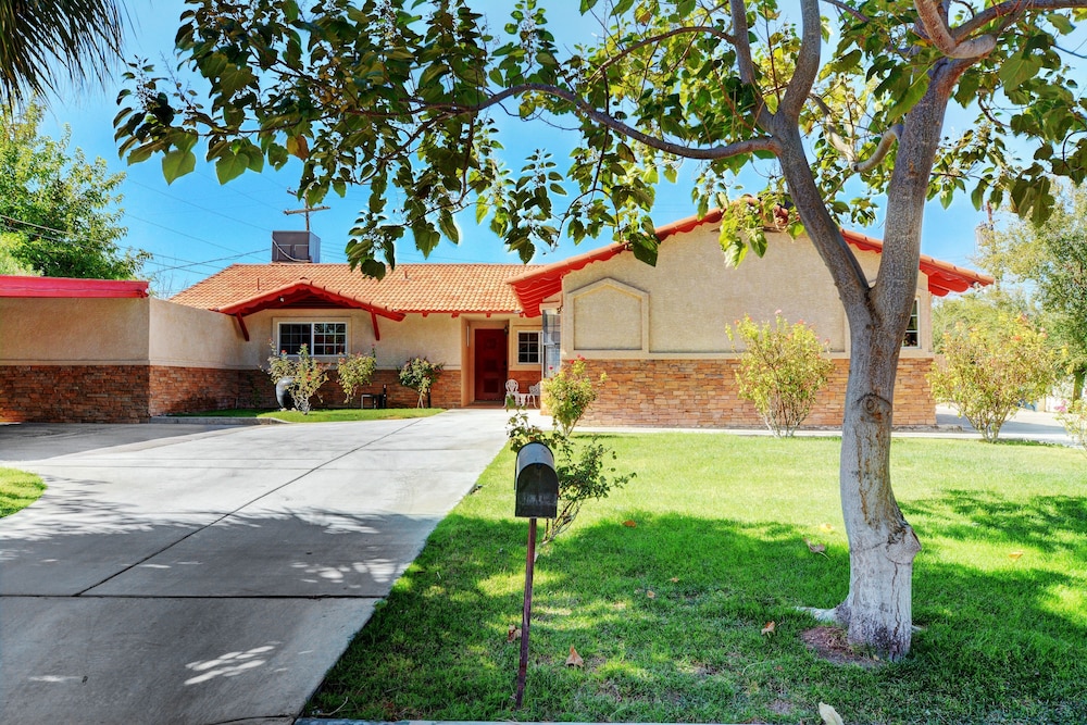 Las Vegas Elegance! Pool Table & Sparkling Pool! 3 Bedroom Home by RedAwning