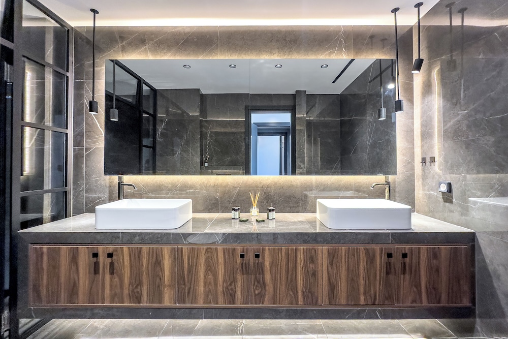 Phaedrus Living Apollo Skyview Penthouse