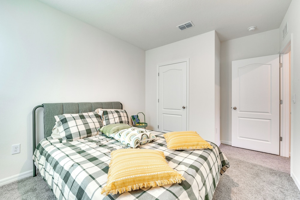 Playground Access: Winter Haven Getaway w/ Patio!
