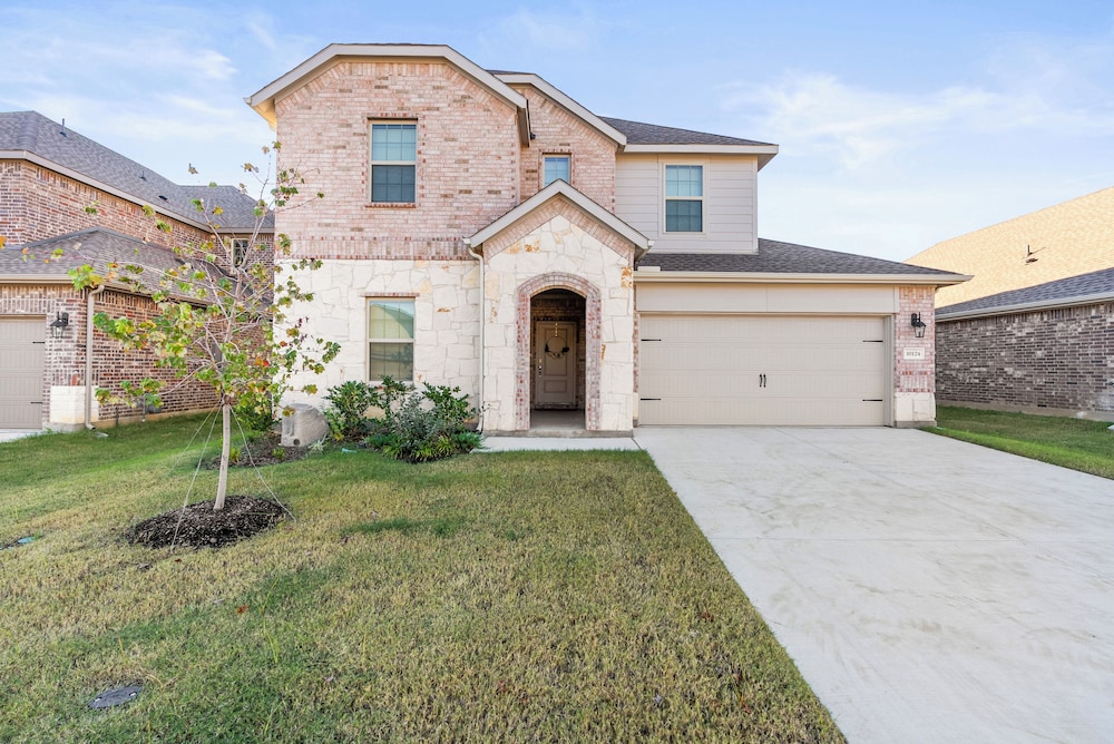 Luxurious 4-Bed Home in Aubrey TX