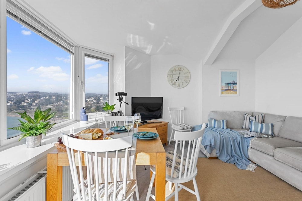 Wellswood Apartment - Sunny Apartment With Stunning sea Views Private Balcony view 3