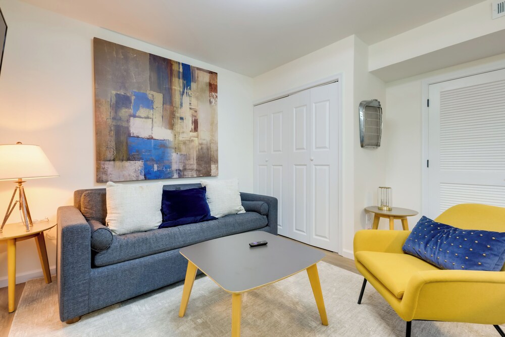 1 Mi to University of Cincinnati: 3rd-floor Condo!