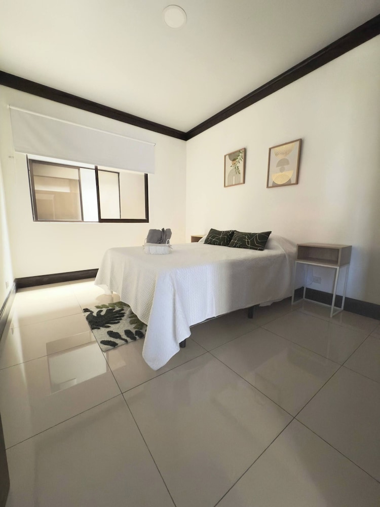 Fully Equipped 3 Beds 2 Cars 20-min Airport