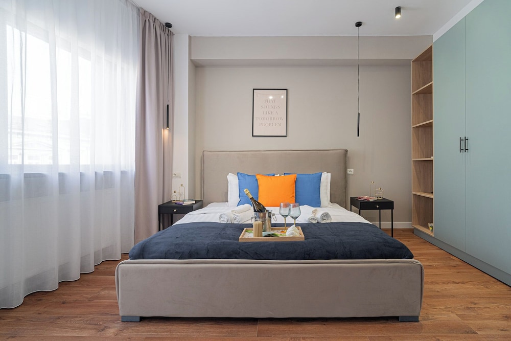 Playful & Trendy 2BR on Regina Elisabeta, Steps to Cismigiu Gardens | Bathtub & Boulevard Views