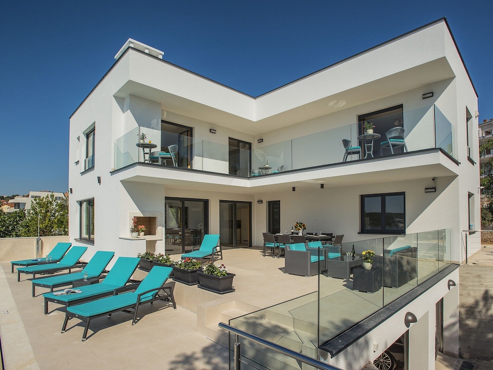 Beautiful Villa by the sea