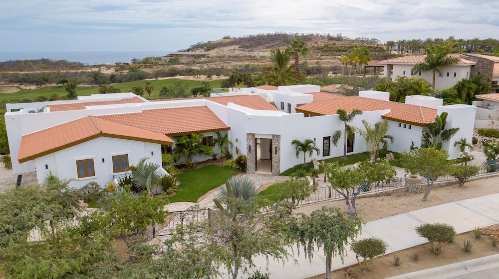 Villa Juliana 6 Bedrooms Plus 2 Guest Casitas view 3