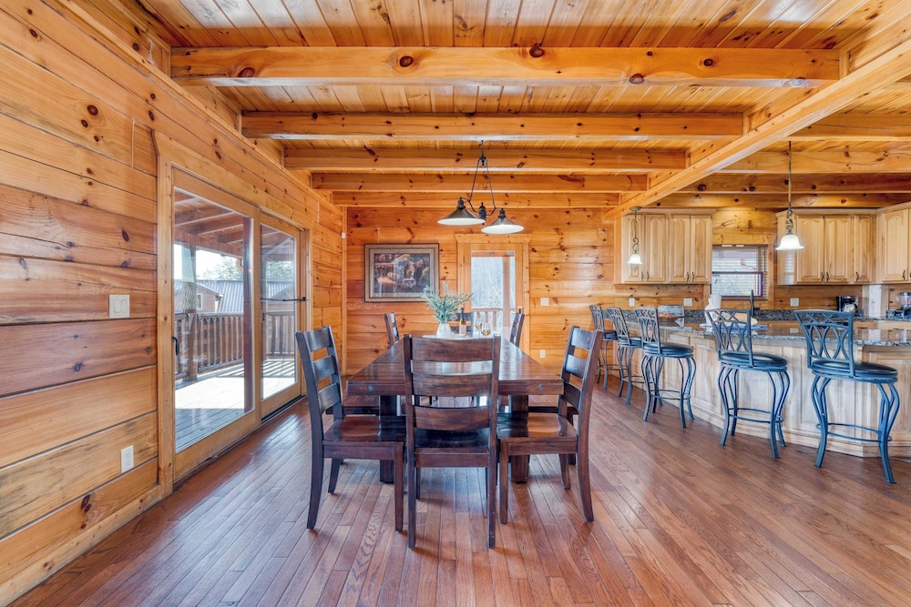 Luxury Cabin w/ Elevator, Theater & Hot Tub Near Dollywood Smoky Vista Lodge
