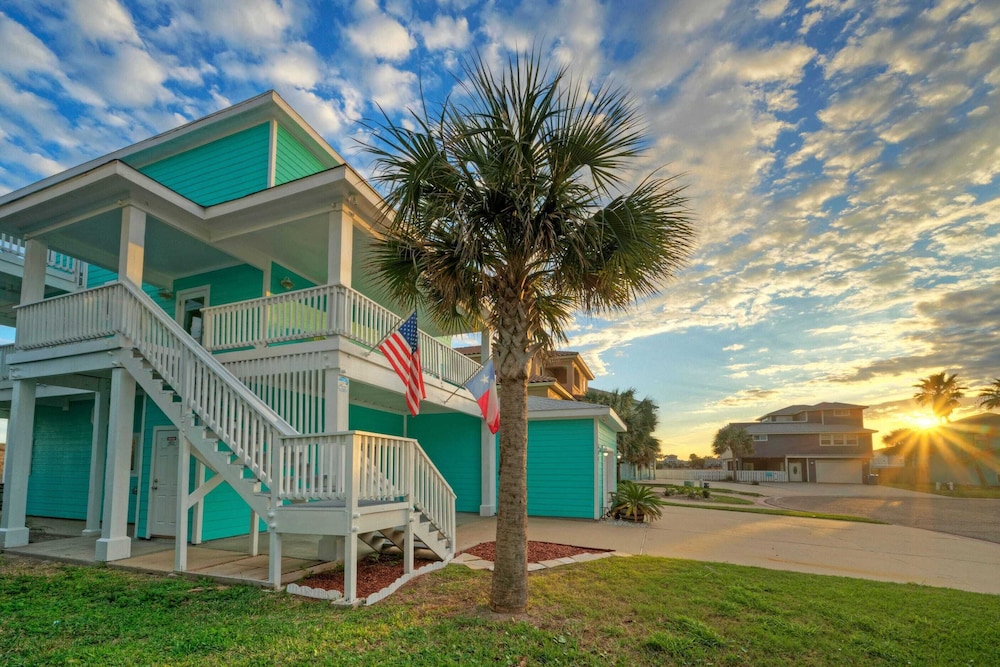 Coastal Soiree Ocean Views, Game Room, & Steps From Port Aransas Beaches