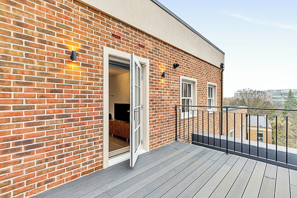 Sunny 2-bed Flat in Chiswick