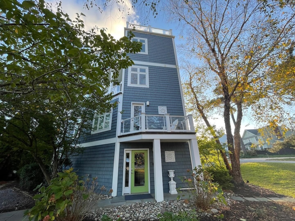 Blacstone Avenue 38285