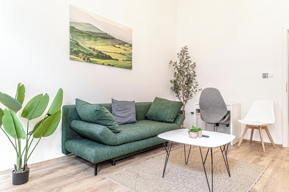 Lovely Apartment Steps from Schonbrunn
