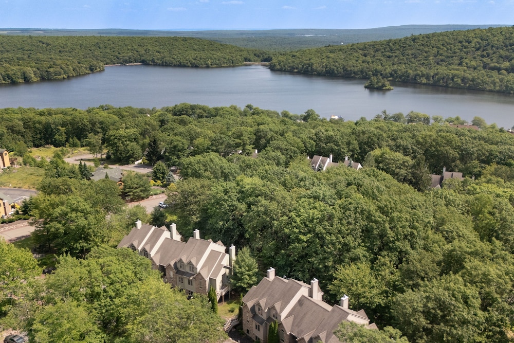 Highland Hideaway by Avantstay Group Poconos Retreat w Patio Game Room