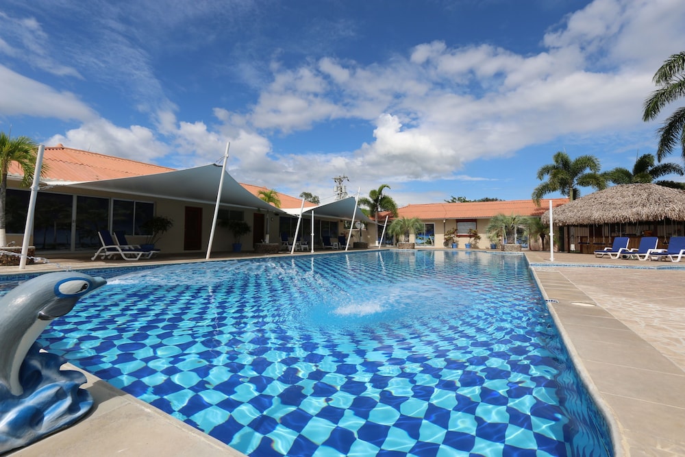 Gorgeous Poolside Apartment