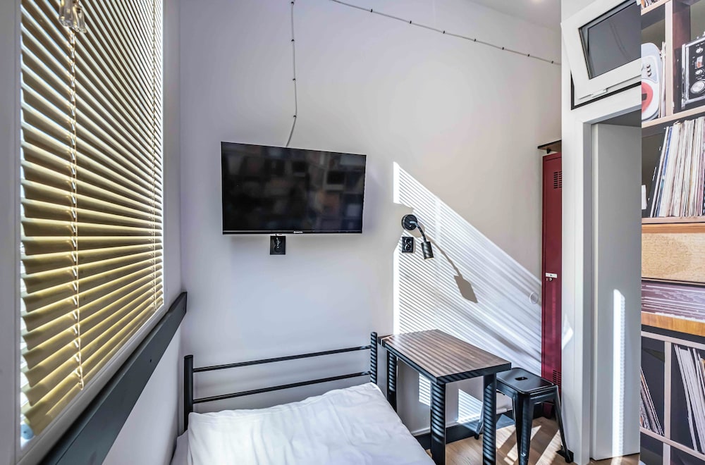 VOLA Hostel
