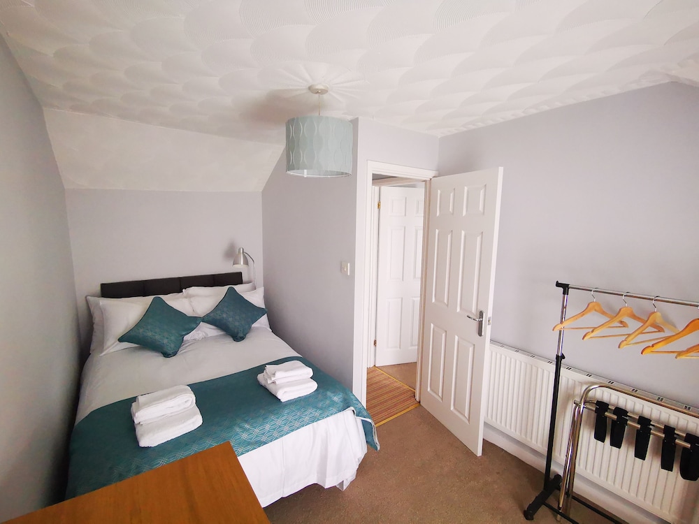 Cozy 2-bed Cottage in Merthyr, 5 Mins to Bike Park view 5