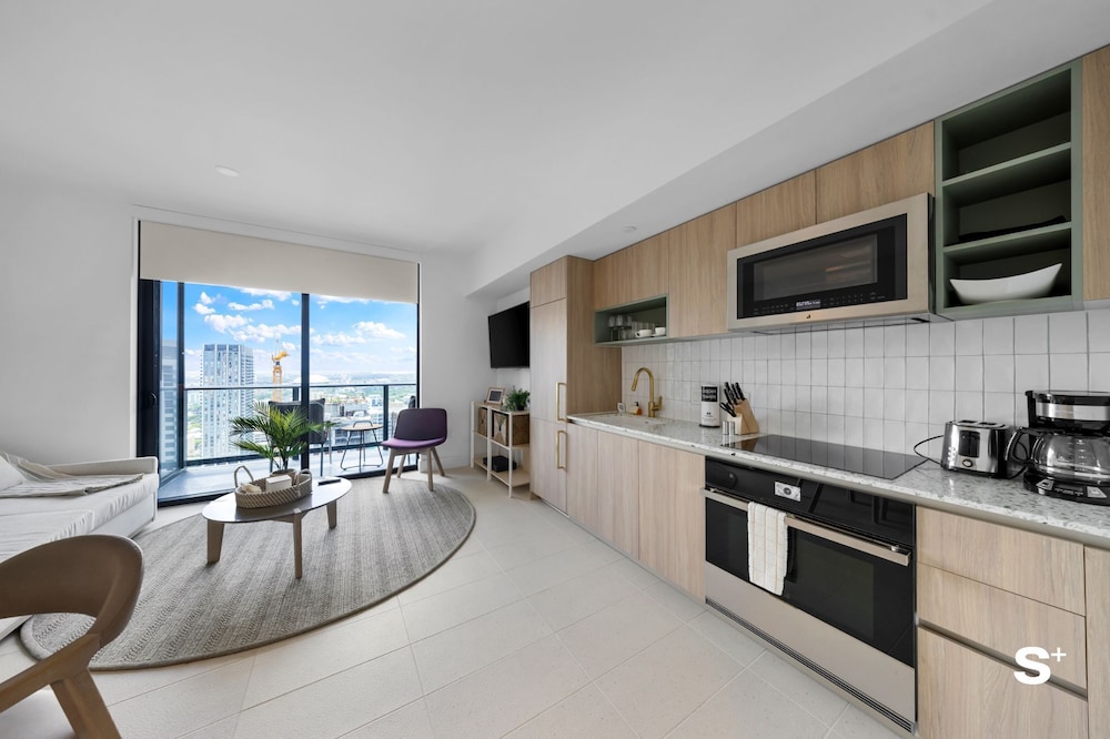 Elegant DTW Living 1BR with City Views