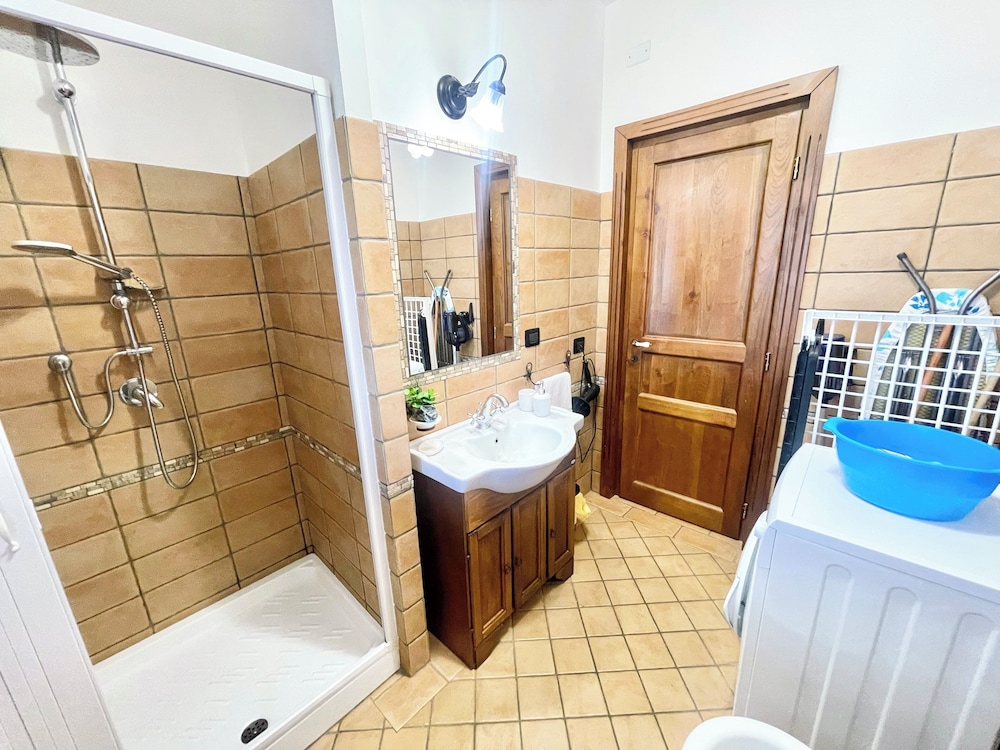 Charming Villa in Umbria - Sleeps 16 - Lake View - Pool, Jacuzzi and Events Room