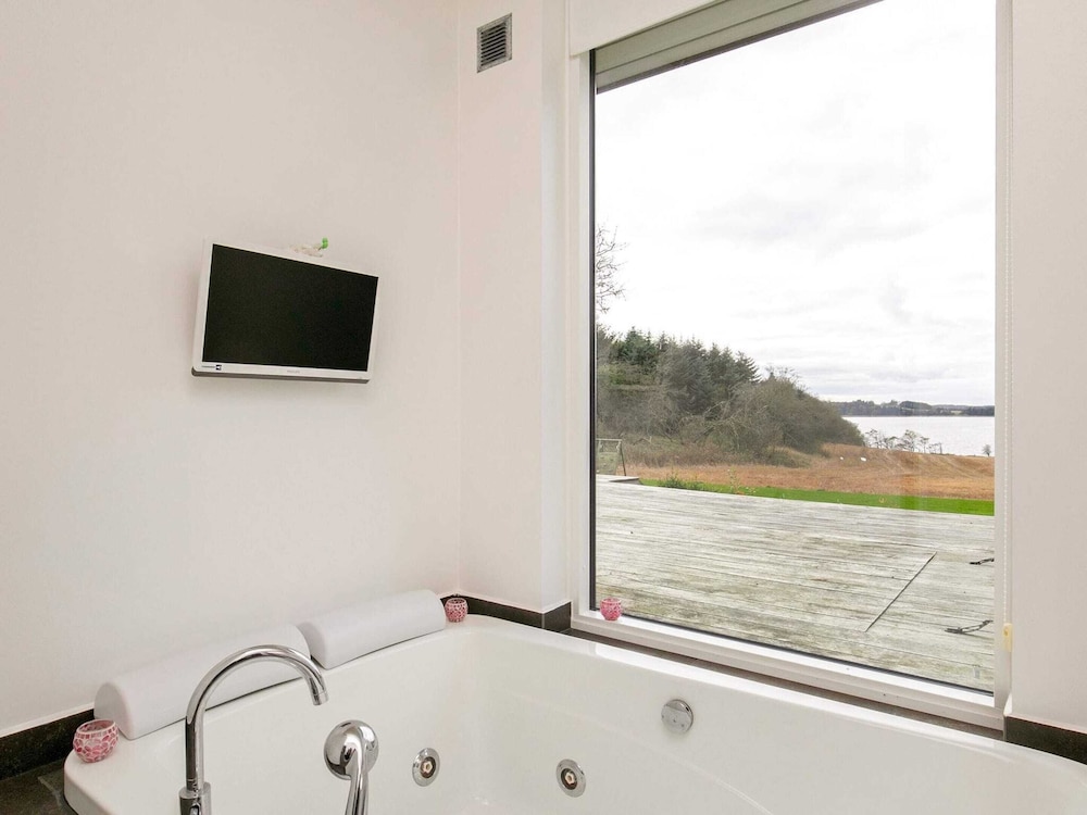 Cozy Dog-friendly Cottage Near Coast-by Traum view 3