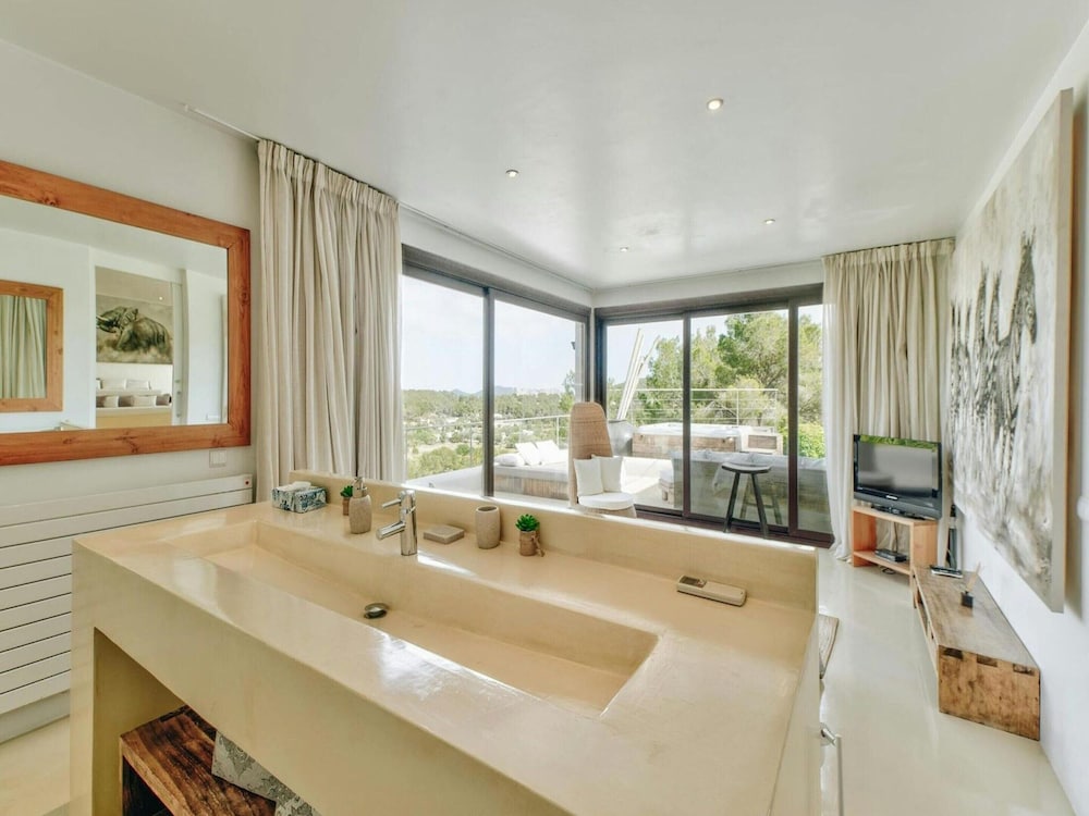 Holiday Home With Stunning Infinity Pool