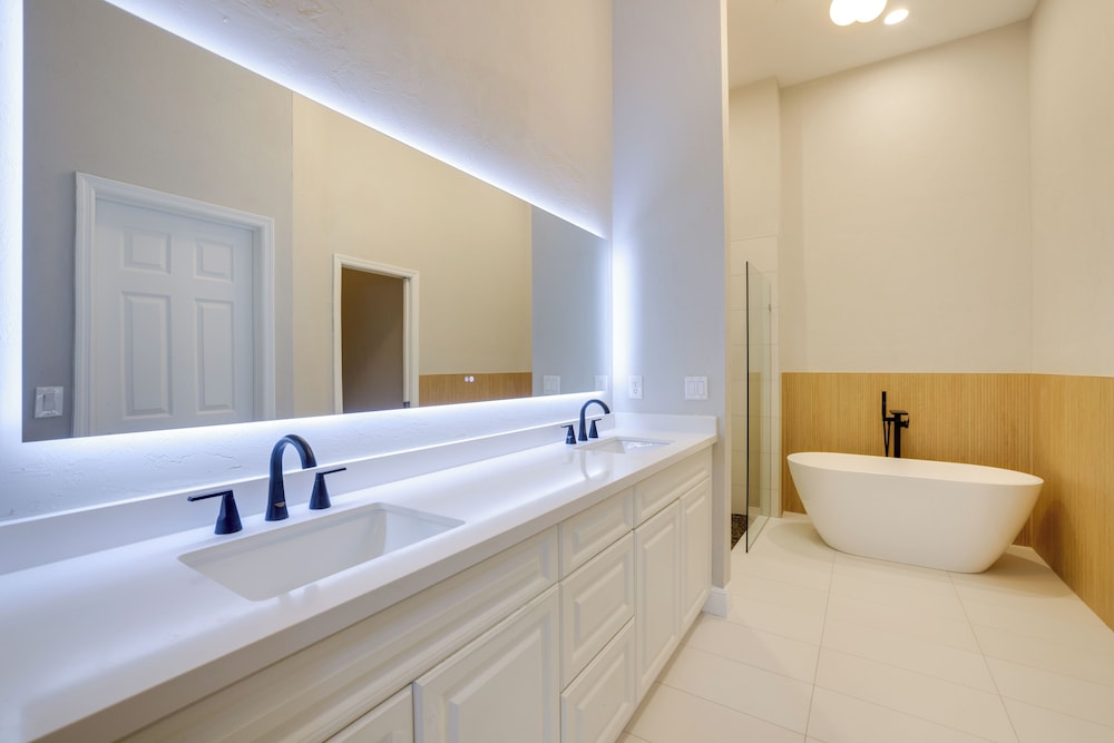 Townhome w/ Patio < 5 Mi to UF Campus!
