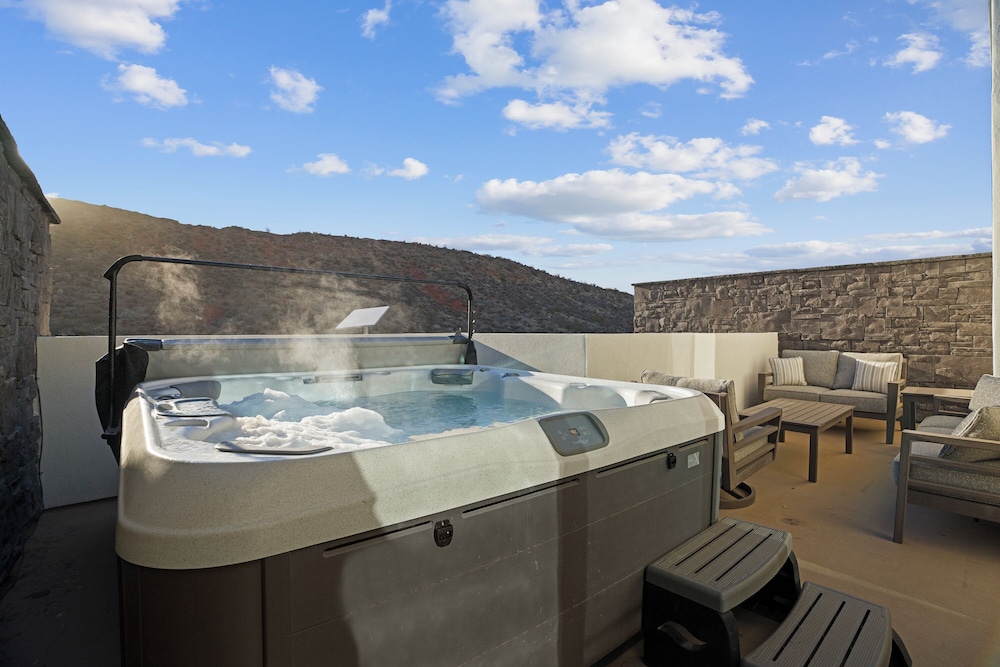 Brand New! Desert Cliff Sleeps 20 Guests!